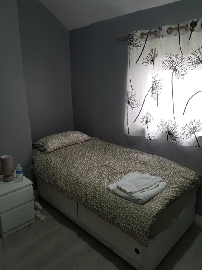 Atlas Road Guest House คาร์ดิฟฟ์ ภายนอก รูปภาพ