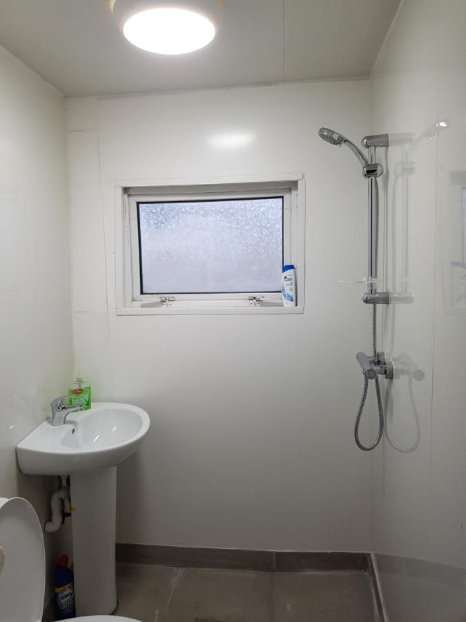 Atlas Road Guest House คาร์ดิฟฟ์ ภายนอก รูปภาพ