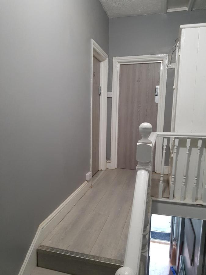 Atlas Road Guest House คาร์ดิฟฟ์ ภายนอก รูปภาพ